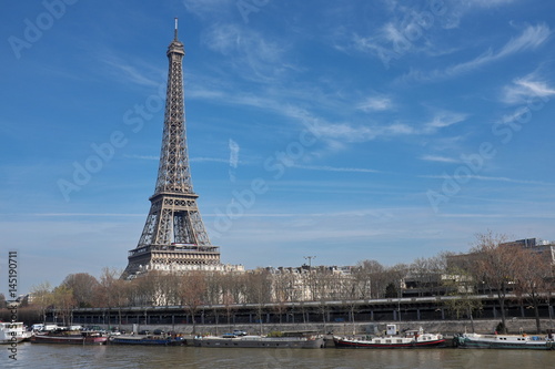 Tour Eiffel et ciel bleu. Paris, France © Bruno Bleu