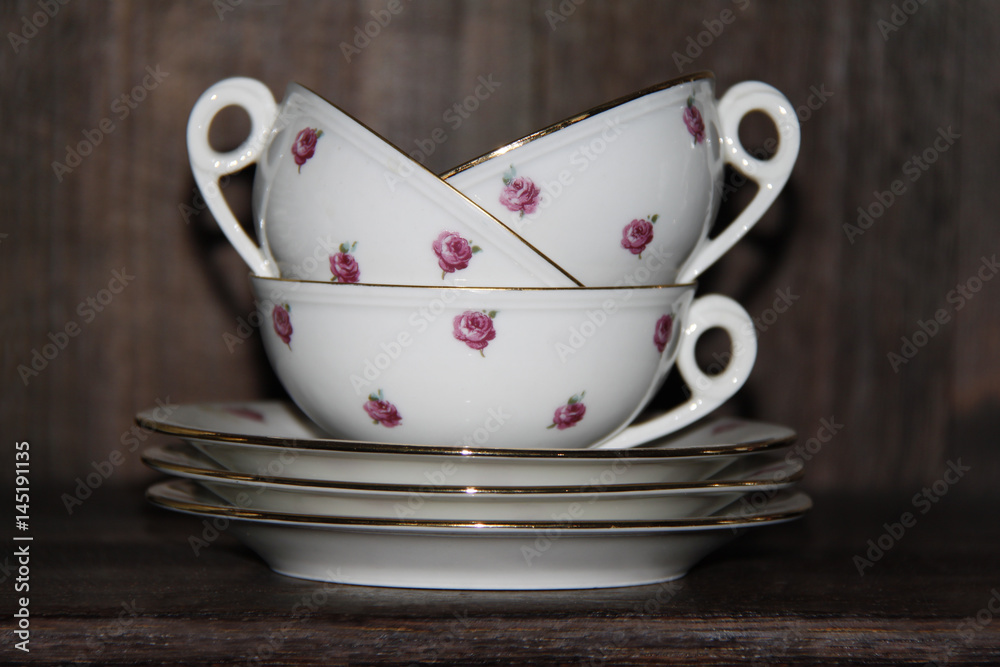 Teetassen / Kaffeetassen - Vintage Tassen - Bone Chine Porzellan - Blumenmuster Hintergrund Holz dunkel / braun Stock Photo | Adobe Stock
