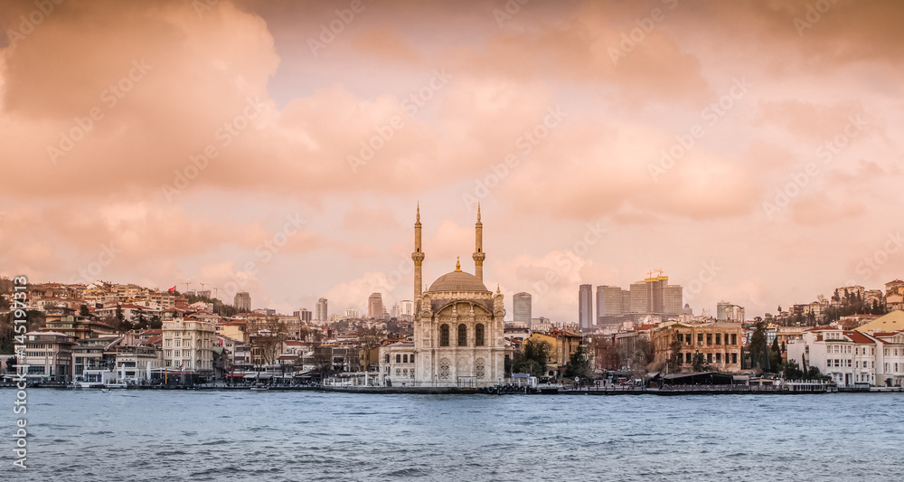 Fototapeta premium Ortakoy Mosque (Mosque of Sultan Abdulmecid) on the Bosphorus in Istanbul, Turkey