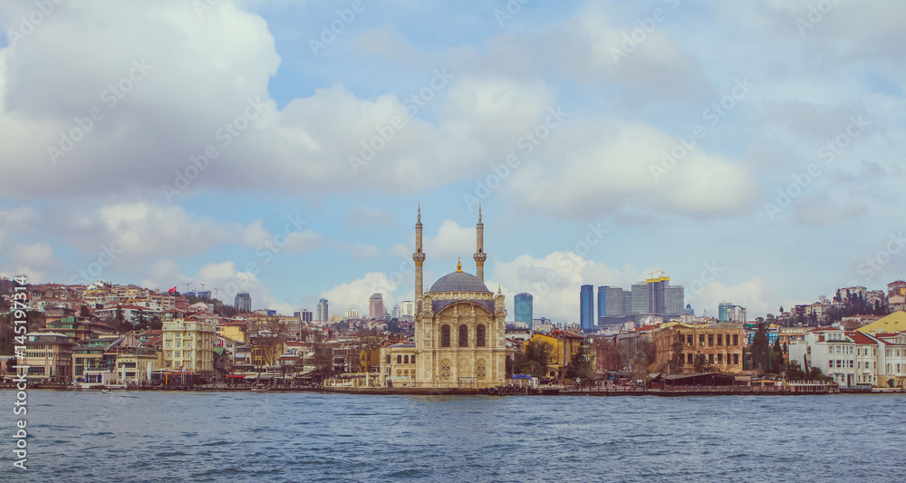 Obraz premium Ortakoy Mosque (Mosque of Sultan Abdulmecid) on the Bosphorus in Istanbul, Turkey