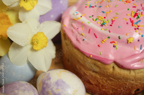 Closup Easter cake and eggs with daffodils