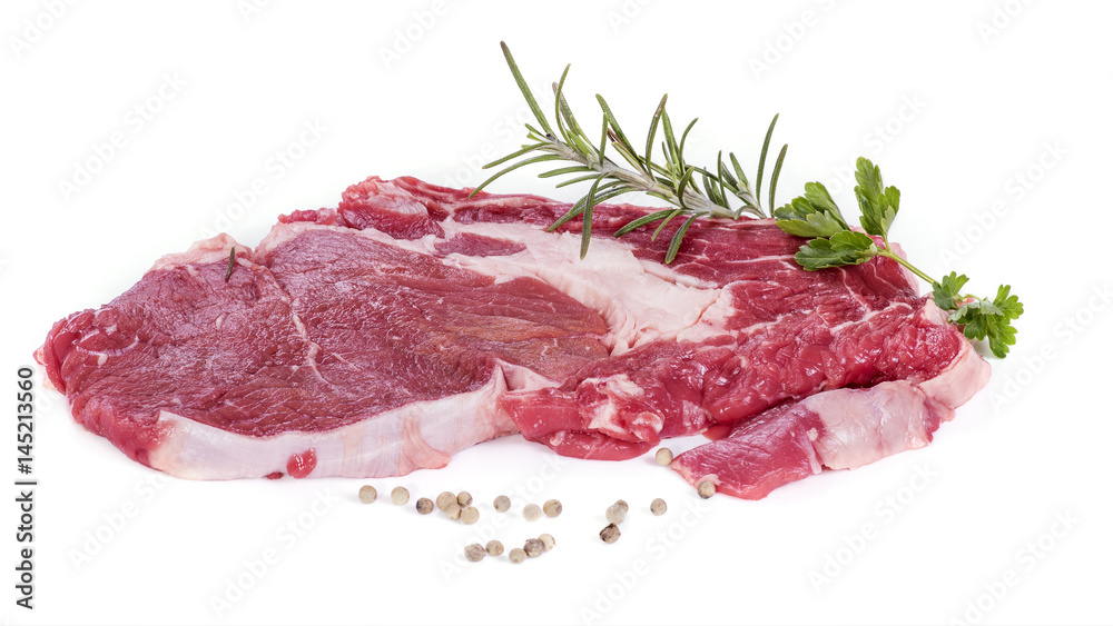 steak de boeuf cru sur fond blanc