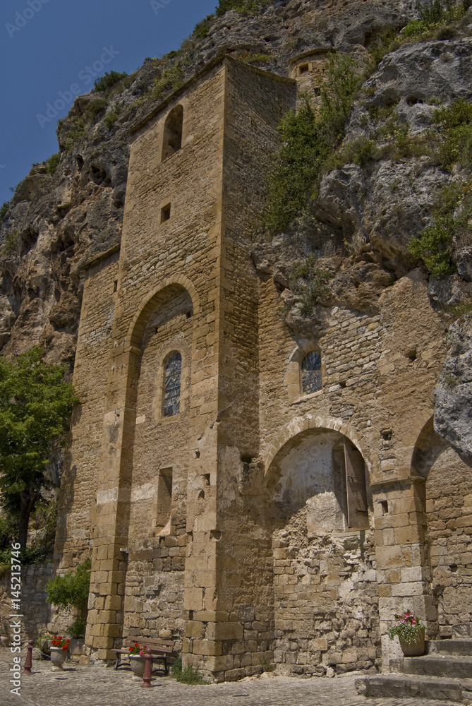 Eglise troglodyte fortifiée / Peyre / Aveyron