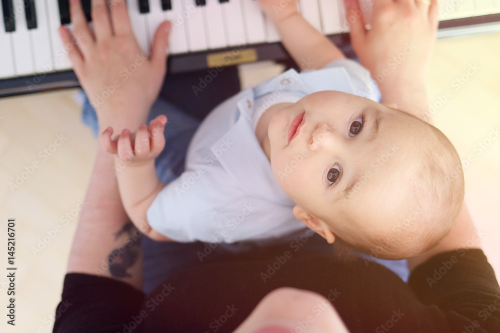 Baby learning to play piano with mother - obrazy, fototapety, plakaty 