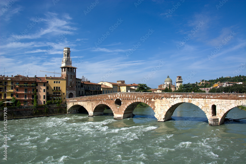 Il ponte Pietra a Verona,Italia, attraversato dal fiume Adige