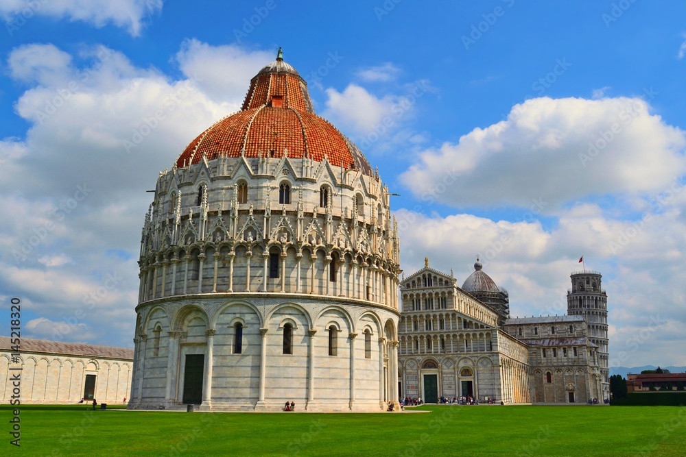 monumenti famosi in Piazza dei Miracoli a Pisa, Italia,