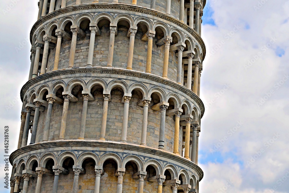 Dettagli della torre pendente nella città di Pisa in Toscana, Italia
