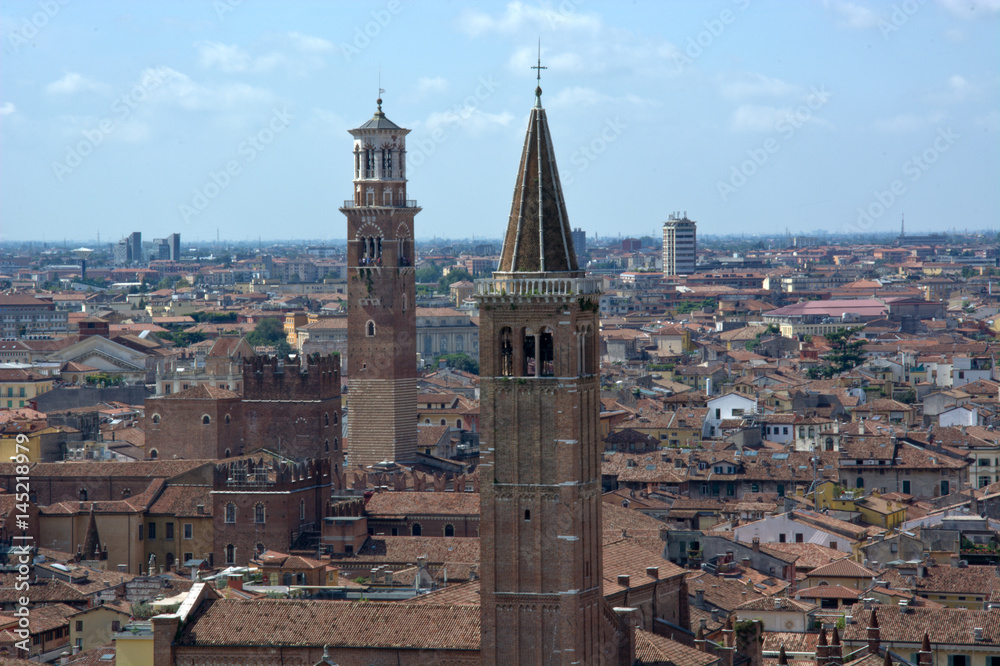 La torre dei Lamberti,Verona,è situata in piazza della Erbe