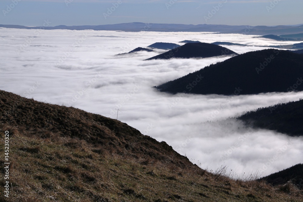 mer de nuage sur la chaîne des puys, Auvergne