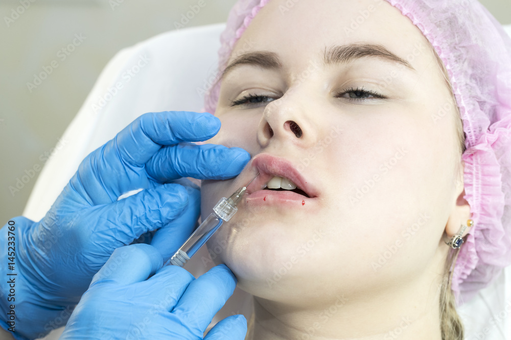 The process of cosmetic surgery of water injection in the area of the