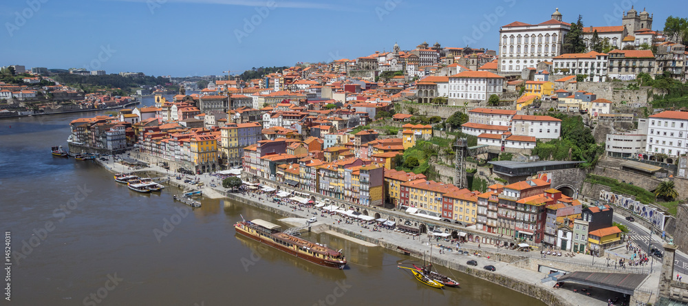 Obraz premium View over Porto old town from the bridge