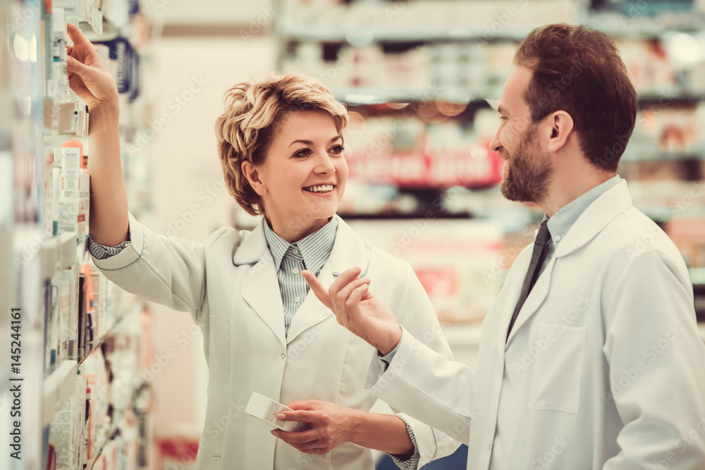 Obraz premium Couple of pharmacists