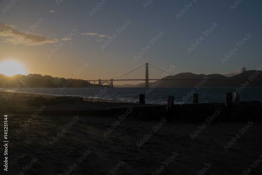 Winsurf en la bahia de San Franisco durante el atardecer con el Golden Gate de fondo