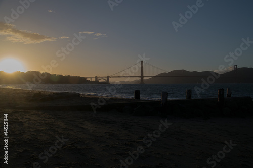 Winsurf en la bahia de San Franisco durante el atardecer con el Golden Gate de fondo