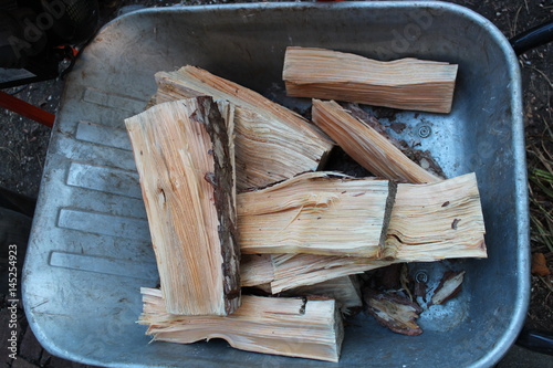 Holzscheite in Schubkarre