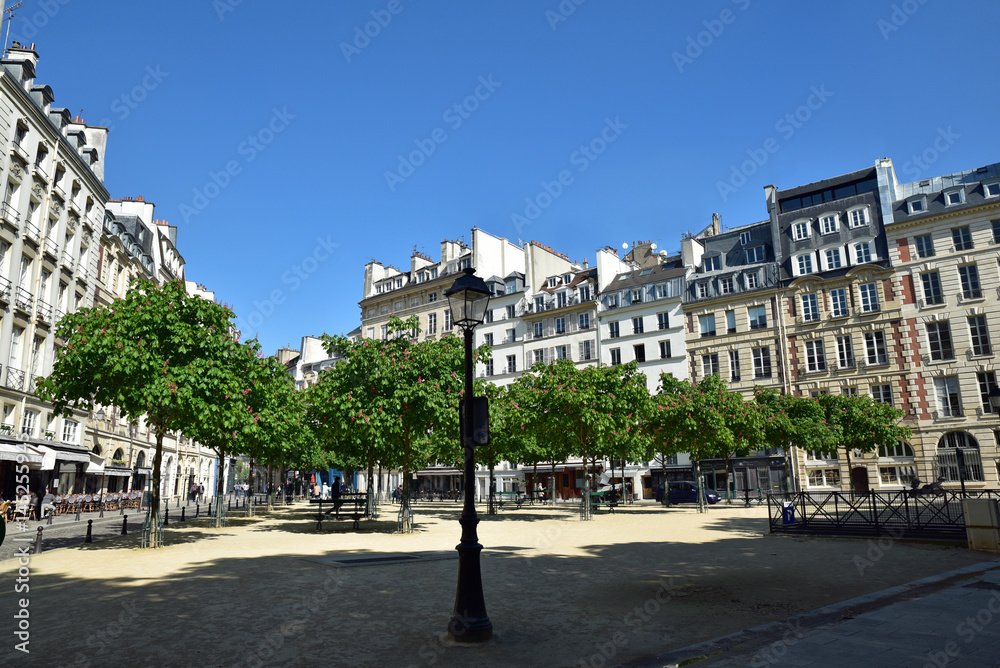 Place Dauphine au printemps à Paris, France