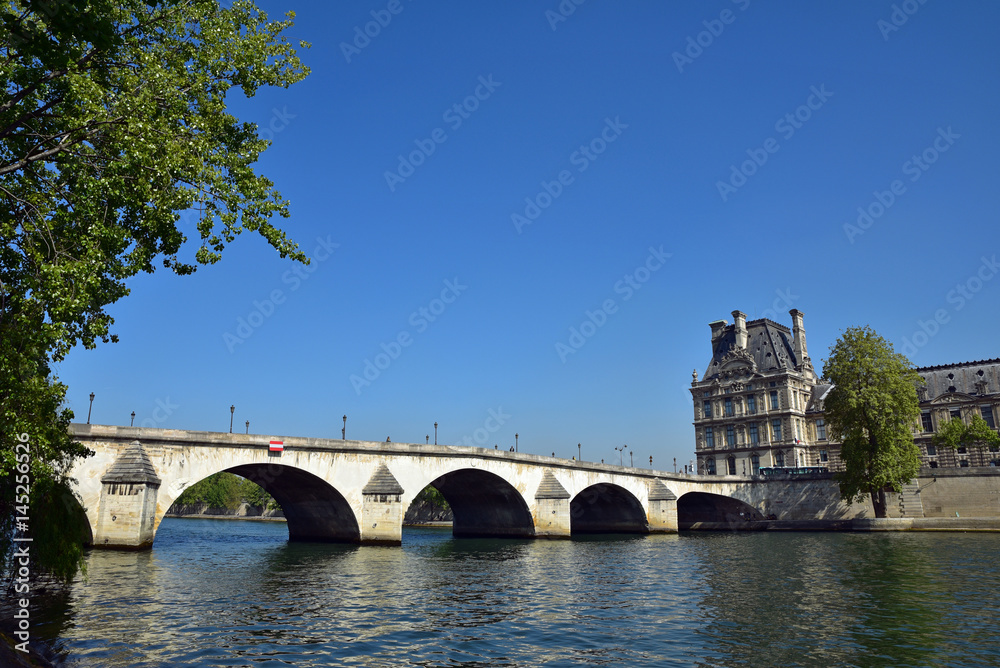 Le pont Royal franchissant la Seine à Paris, France
