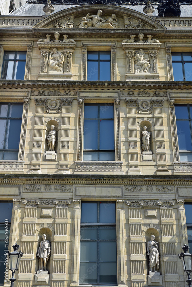 Façade ornée de statue place du Carrousel à Paris, France
