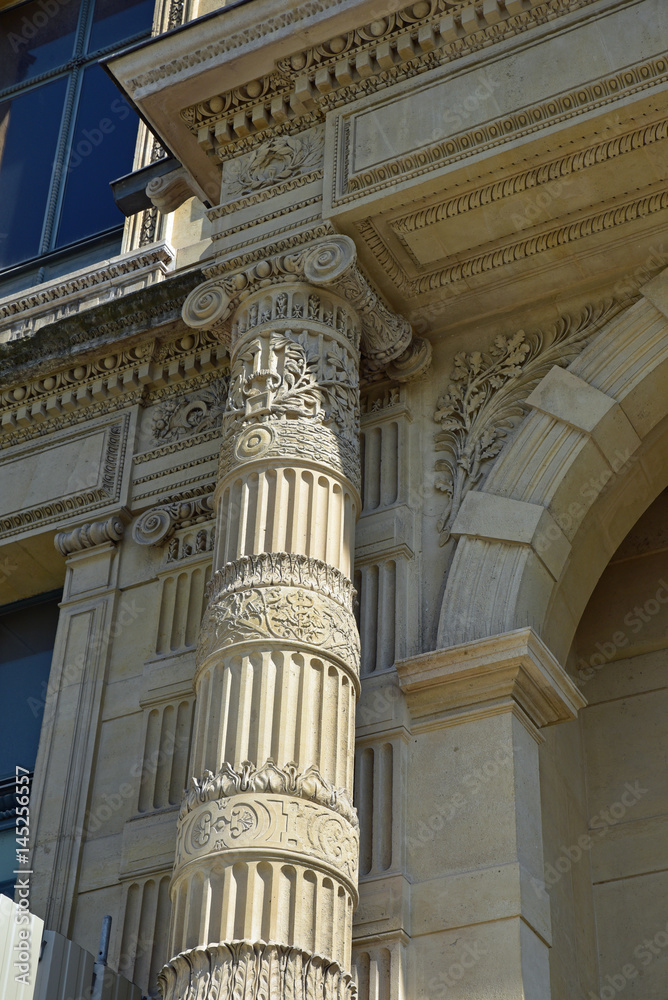 Colonne ionique richement décorée place du Carrousel à Paris, France