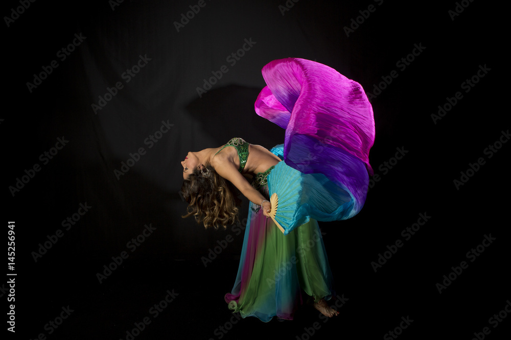 Naklejka premium Bailarina de la danza oriental o del vientre