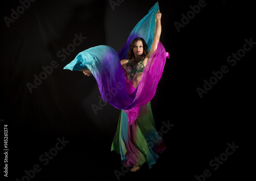 Bild auf Leinwand Bailarina de la danza del vientre con pañuelos