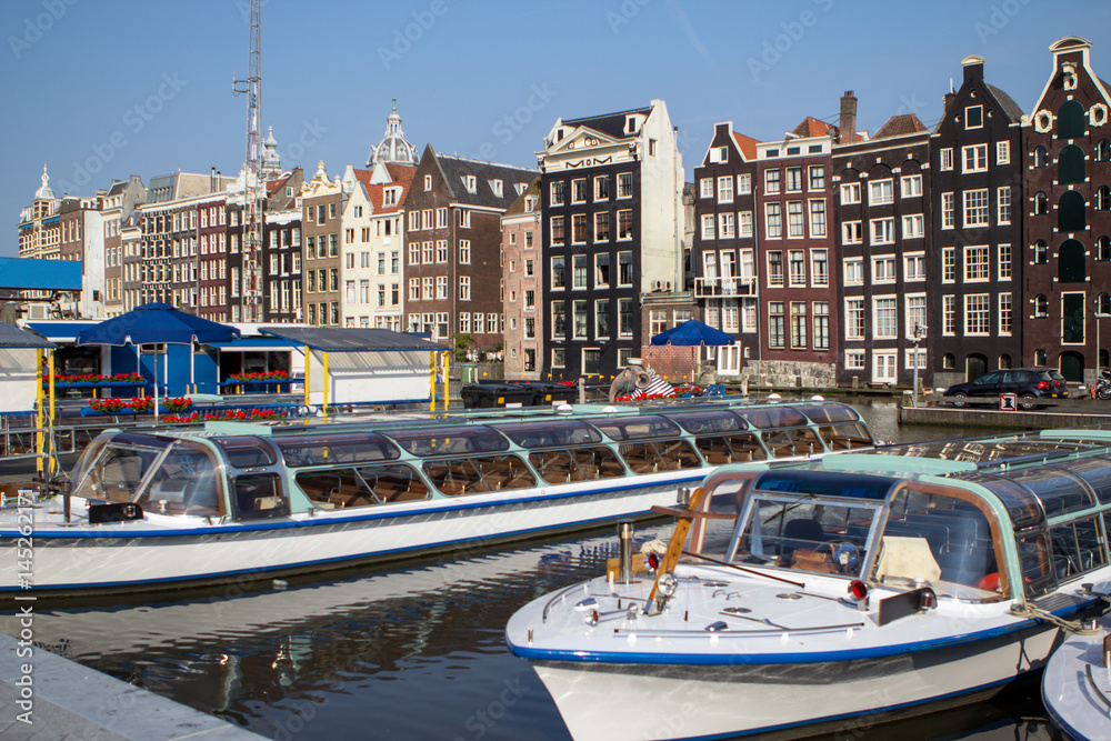Obraz premium Houses and Boats on Amsterdam Canal