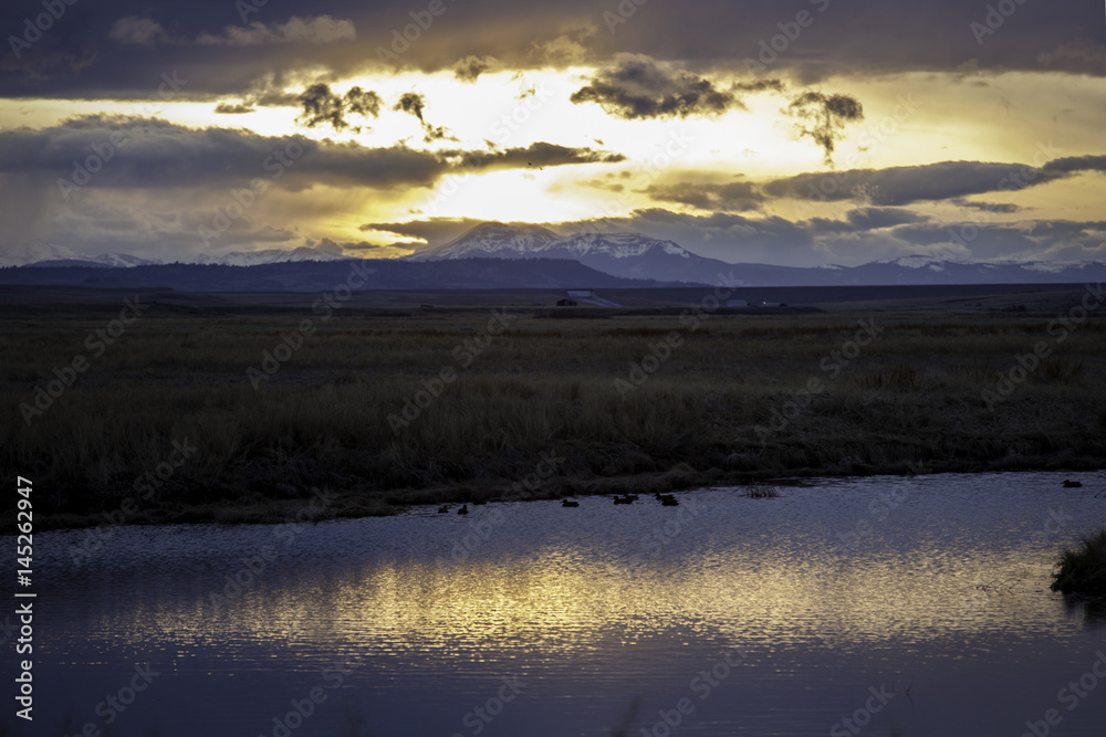 Obraz premium Sunset water reflection