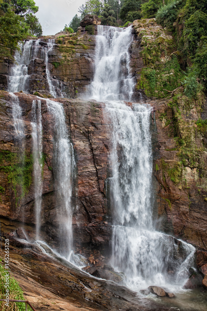Obraz premium Водопад в горах острова Шри-Ланка.