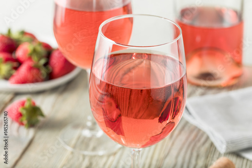 Fototapeta Naklejka Na Ścianę i Meble -  Refreshing Pink Rosé Wine