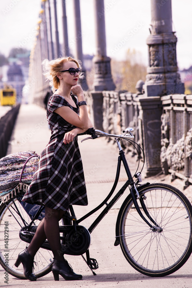 Fototapeta premium Blonde girl and retro bike