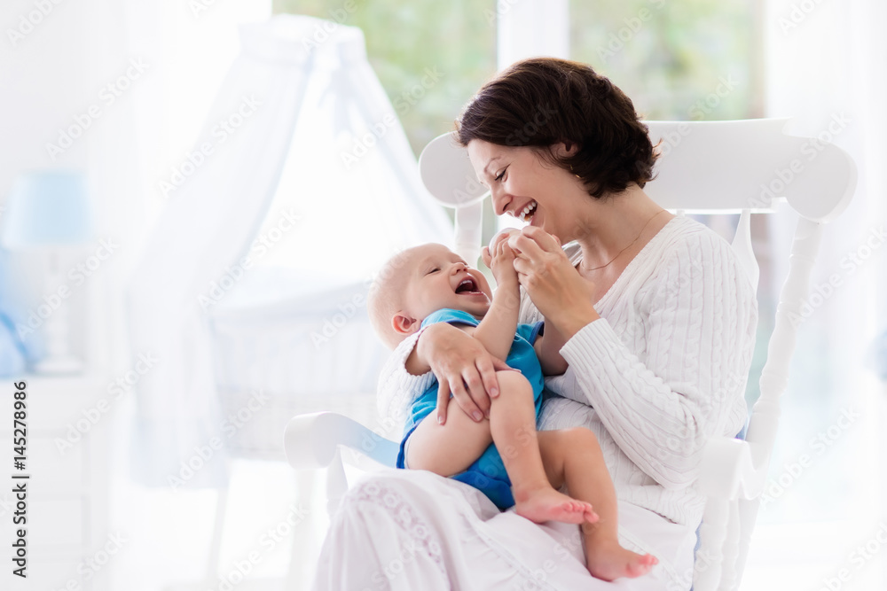 Obraz premium Mother and baby in bedroom