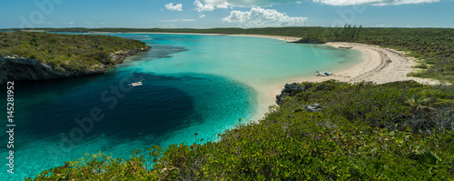 Dean's Blue Hole, Bahamas © forcdan