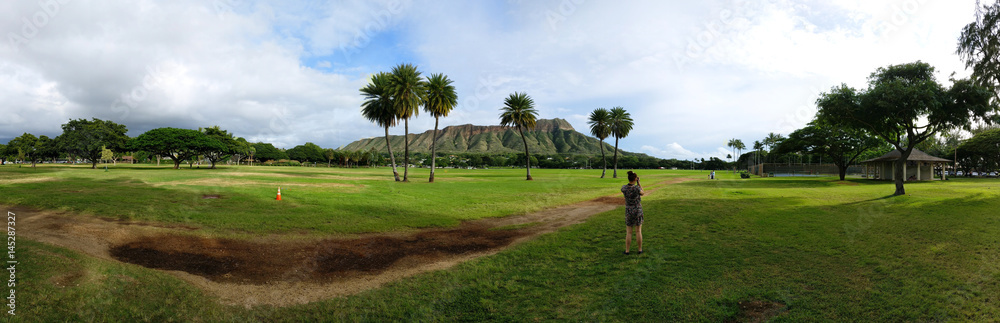 Beautiful panorama of the Diamond Head on the Hawaiian island of Oʻahu. The volcanic tuff cone is also called Lēʻahi. The photo was taken at the Kapiolani Regional Park in Honolulu