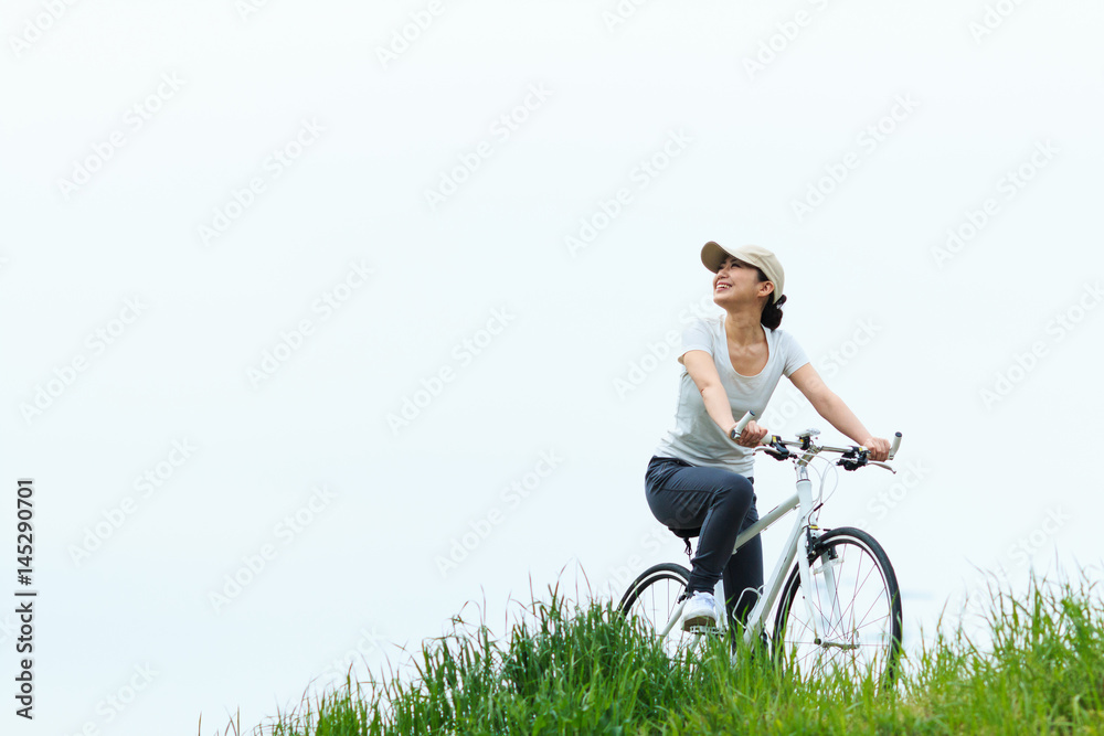 Naklejka premium 自転車に乗っている女性,サイクリング