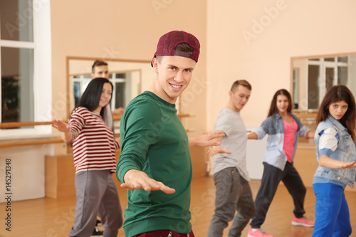 Grupa młodych tancerzy hip-hopu w studio