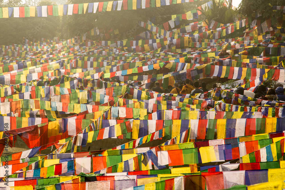 Obraz premium インド、ブッダガヤ、マハボディーテンプルのタルチョ。チベット仏教の祈り