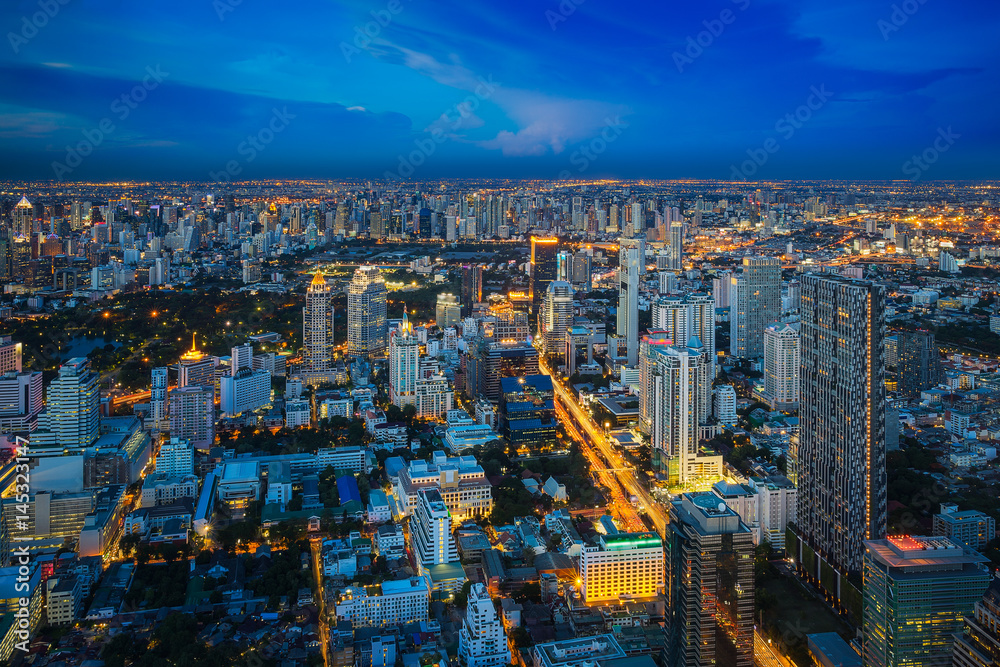 Fototapeta premium Rooftop viewpoint from Mahanakorn building see Bangkok city