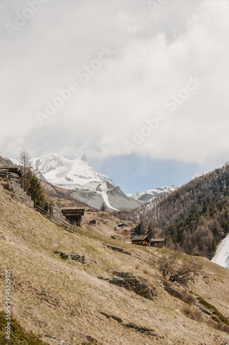 Zermatt, Findeln, Findelbach, Adlerhorn, Alpen, Walliser Berge, Wallis, Wanderweg, Sunnegga, Walliser Häuser, Holzhaus, Bergbauer, Frühling, Winter, Schweiz photo