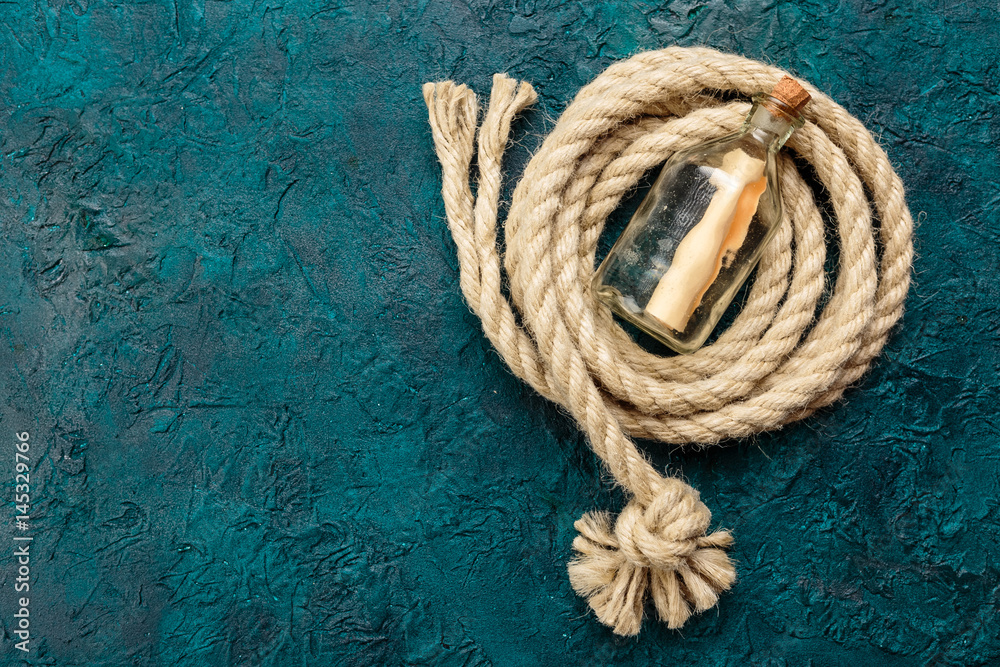 Fototapeta premium Bottle with a note and a sea rope