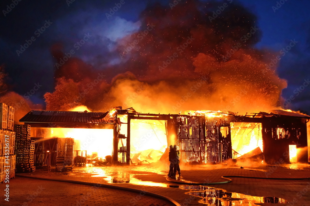 Fototapeta premium Poważny pożar sali z ciężkim pożarem i pracą gaśniczą.