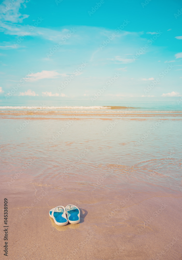 Obraz premium Flipflops on ocean beach .