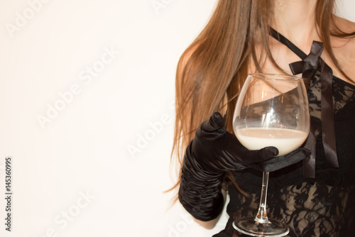 Девушка в модных аксессуарах и бокал молочного коктейля