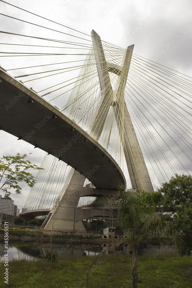 Obraz premium Marginal Pinheiros, Pinheiros river, Estaiada bridge - Sao Paulo, Brazil