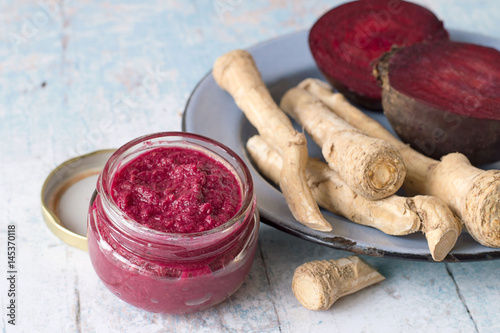 Canvas-taulu Root of horseradish and beetroot