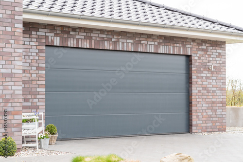 Modernes Garagentor einer Garage