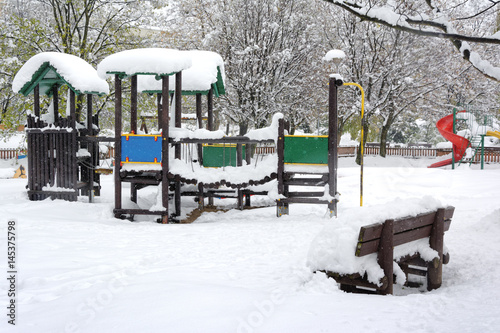 Plac zabaw przysypany śniegiem