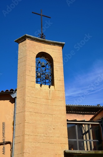 Eglise protestante d'Aix en Provence, carillon et ciel bleu photo