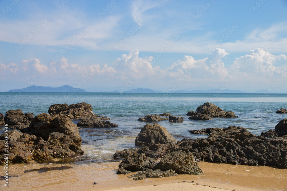 Obraz premium beautiful scene, tropical sea and beach with blue sky background