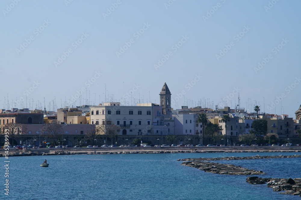 la costa adriatica con la città di Bari sullo sfondo in una bellissima giornata di primavera