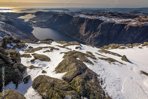 Hiking in snowy mountains - Reinaknuten